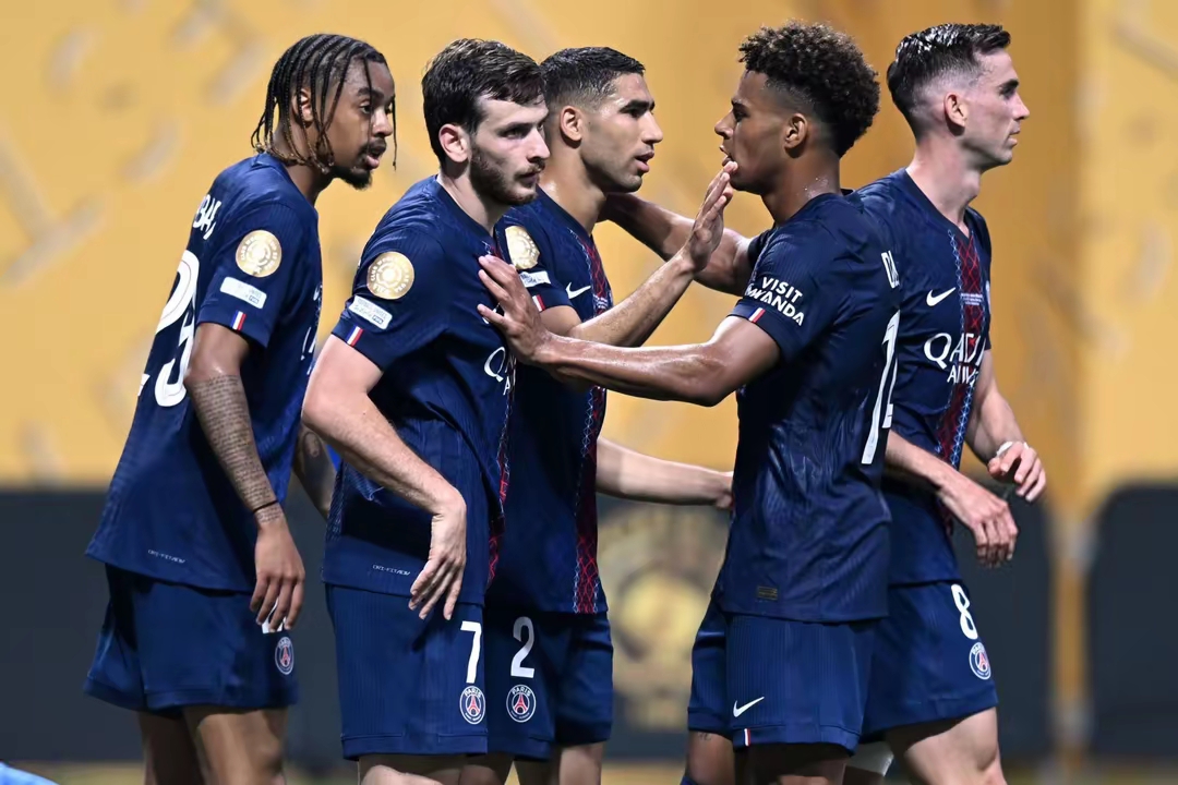 希腊完胜巴黎,卡瓦哈尔点燃赛场 希腊完胜巴黎,卡瓦哈尔点燃赛场