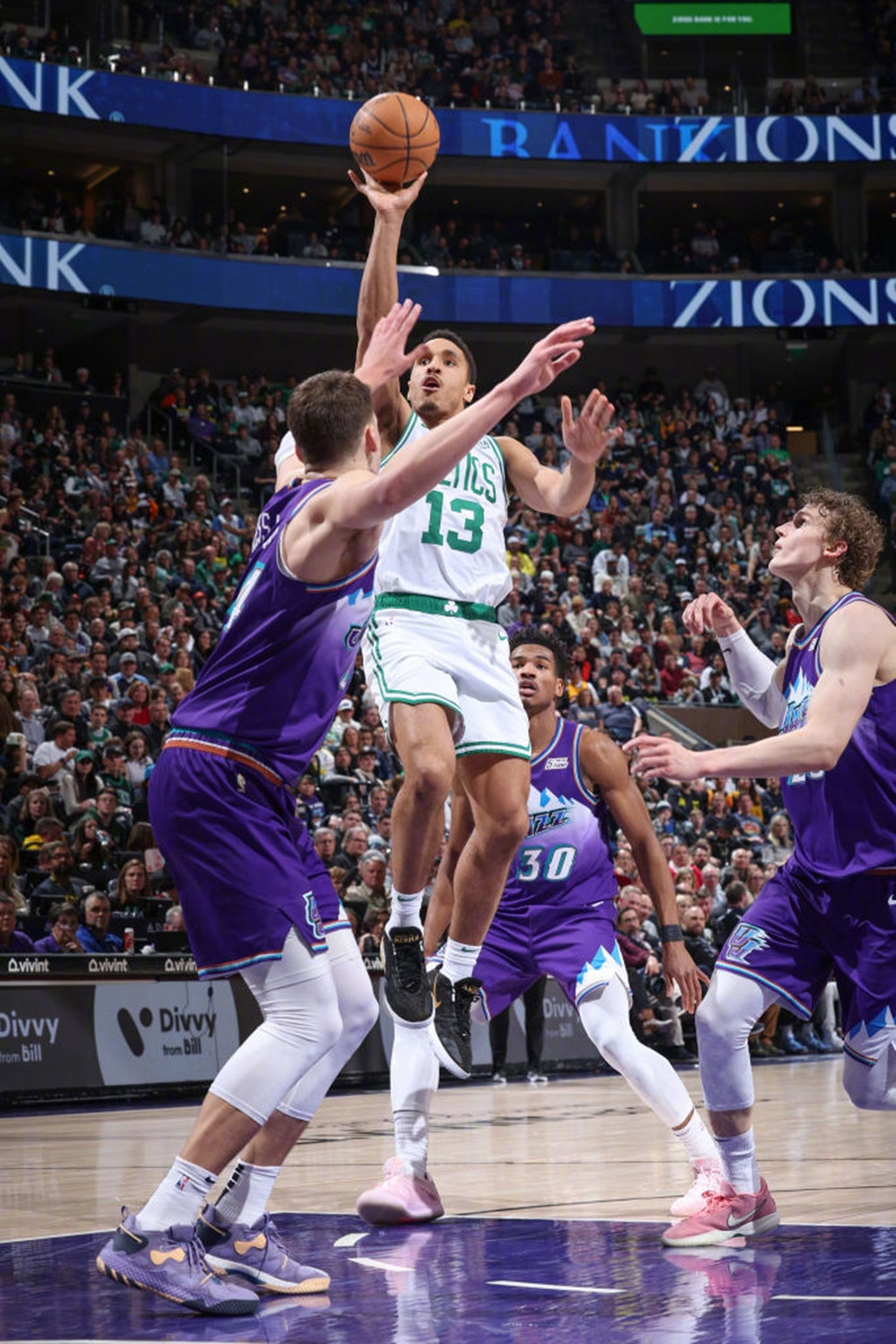 凯尔特人队客场碾压对手,稳坐东部榜首 凯尔特人队客场碾压对手,稳坐东部榜首