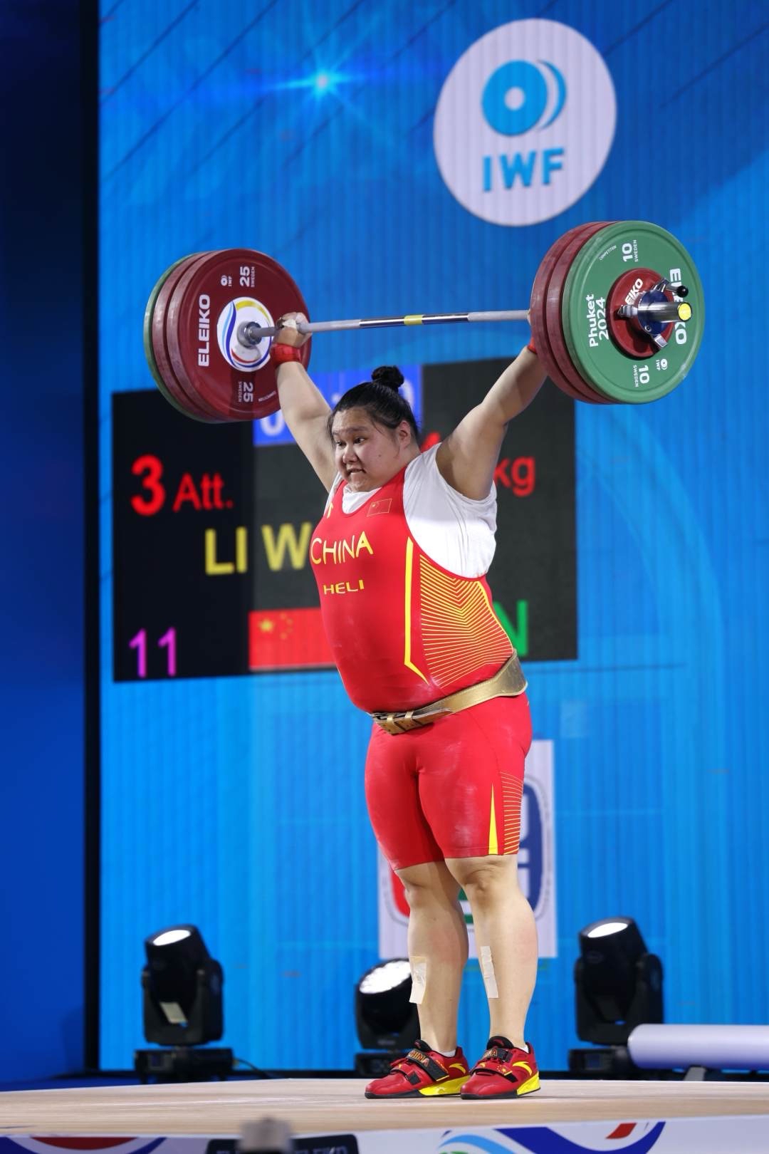 举重女将勇夺铜牌，力量惊人